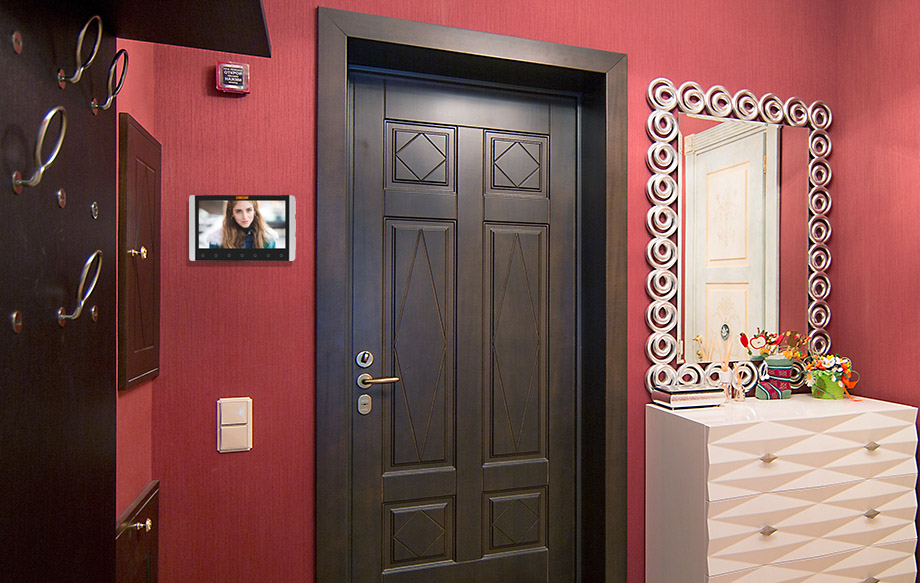 CARCAM DW-810RT – комплект, включающий в себя видеодомофон с дисплеем 7’’ и вызывную панель со встроенной камерой