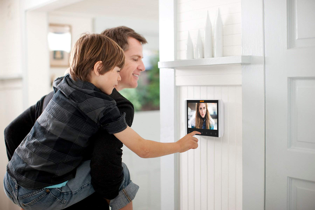 CARCAM DW-810RT – комплект, включающий в себя видеодомофон с дисплеем 7’’ и вызывную панель со встроенной камерой