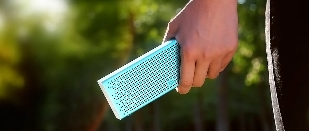 Xiaomi Mi Bluetooth Speaker компактная и отлично помещается в небольшую сумку