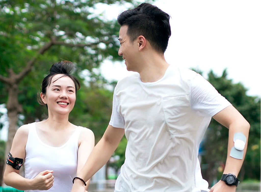 LERAVAN Mi Home Electrical TENS Pulse Therapy Massage Machine Black оснащено встроенным аккумулятором емкостью 90 мАч