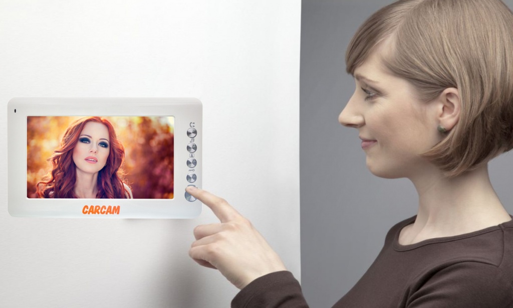 CARCAM DW-702 – многофункциональный видеодомофон, который позволяет не только слышать посетителя, но и видеть его, а также управлять электромагнитными замком. 